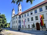 Haupteingang des Kloster Irsee mit angrenzender Kirche