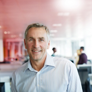 Ein Mann im Hemd in einem Seminarraum