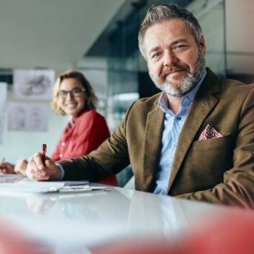 Ein Mann und eine Frau in einem Seminar lachen