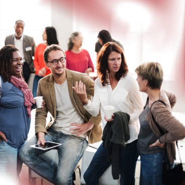 Eine gemischte Gruppe von Betriebsräten unterhält sich während eines Seminars