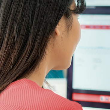 Eine Frau lernt an einem Bildschirm